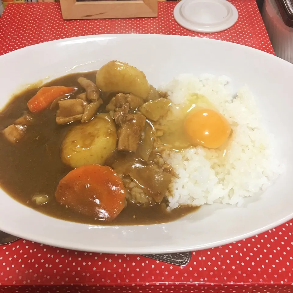 朝のバタバタに最適な普通にチキンカレー生卵付き|せんちゃんさん