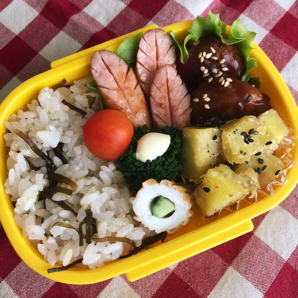 ハンバーグと大学芋のお弁当♡|nanaoさん