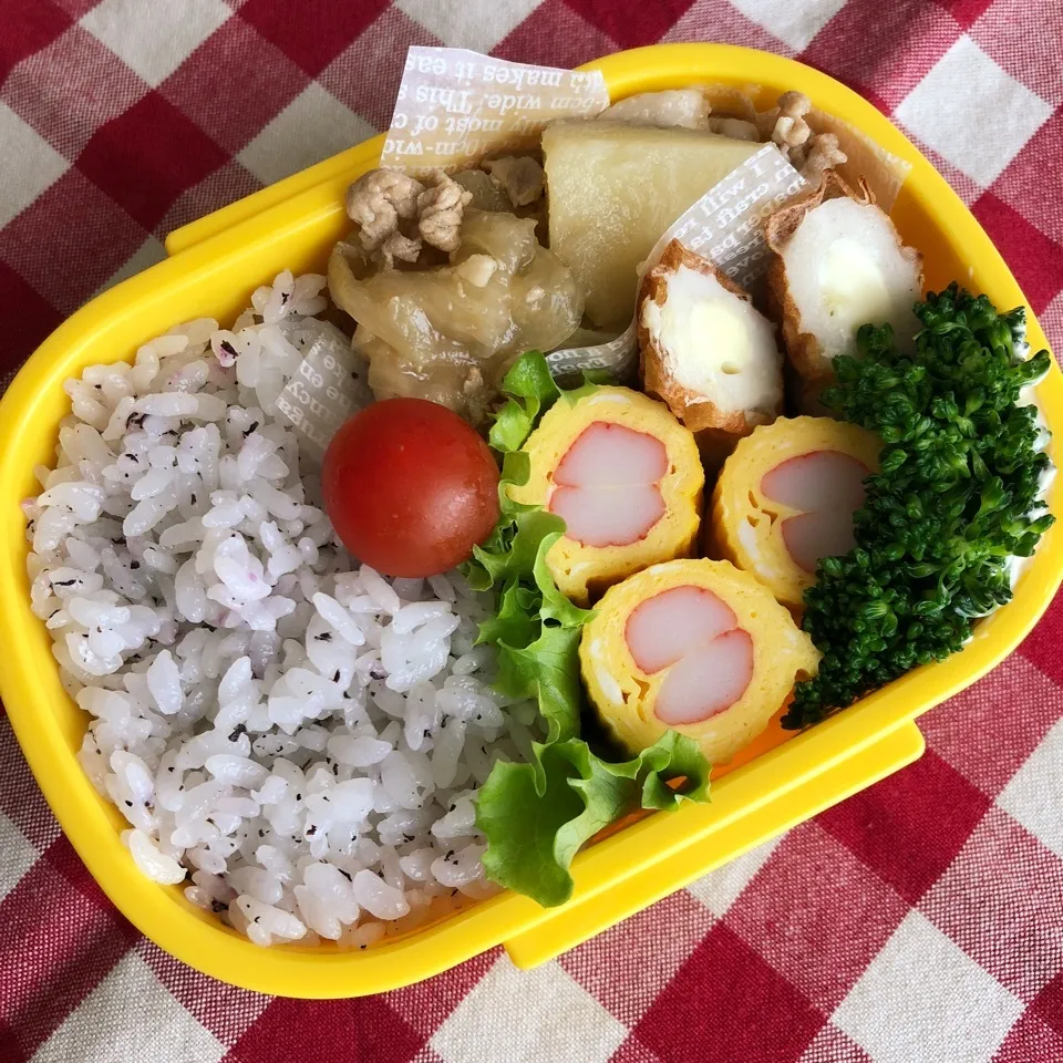 肉じゃがとカニカマ卵焼きのお弁当♡|nanaoさん