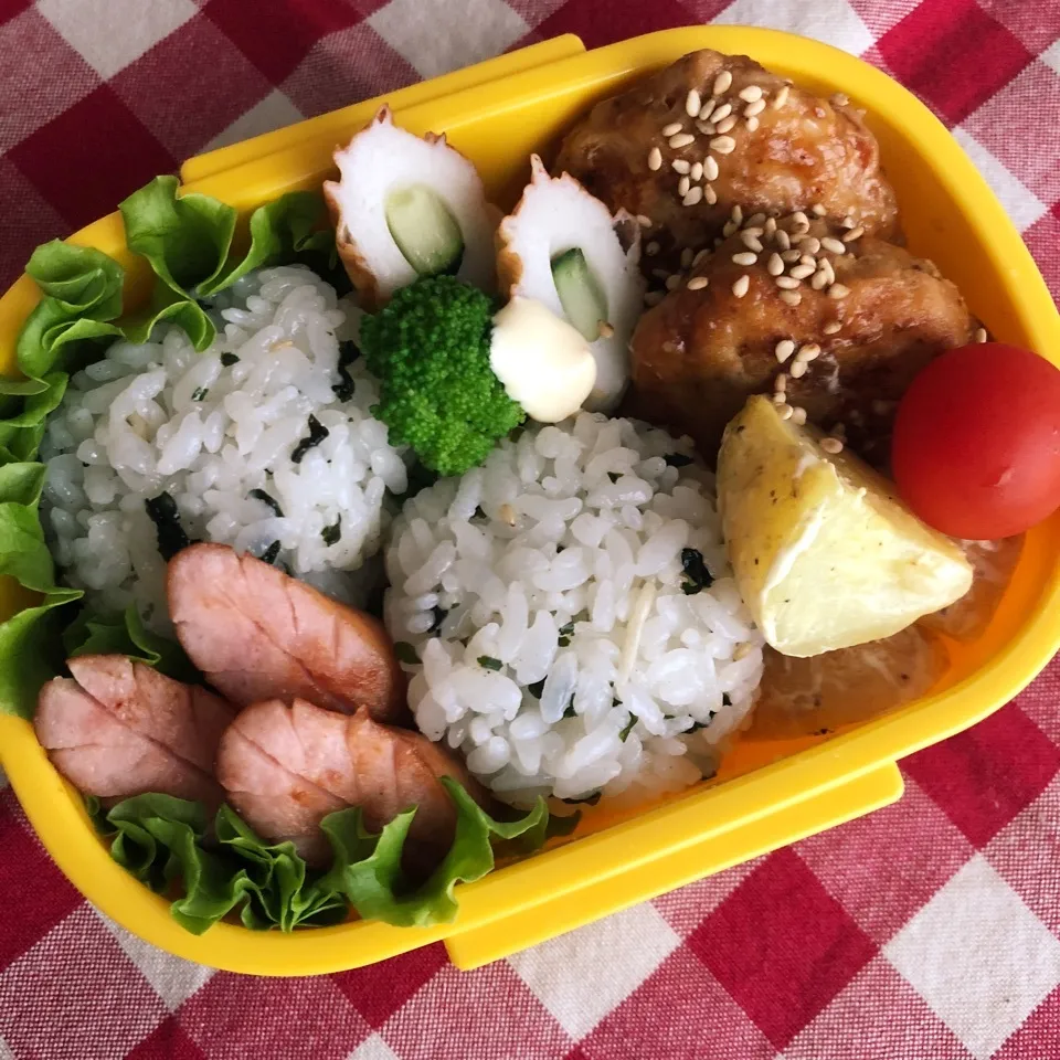 鶏つくねとシラスわかめおにぎりのお弁当♡|nanaoさん