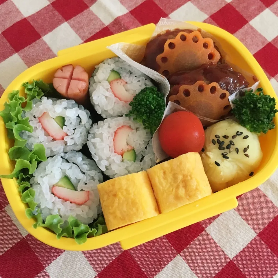 Snapdishの料理写真:カニカマ海苔巻きとハンバーグのお弁当♡|nanaoさん