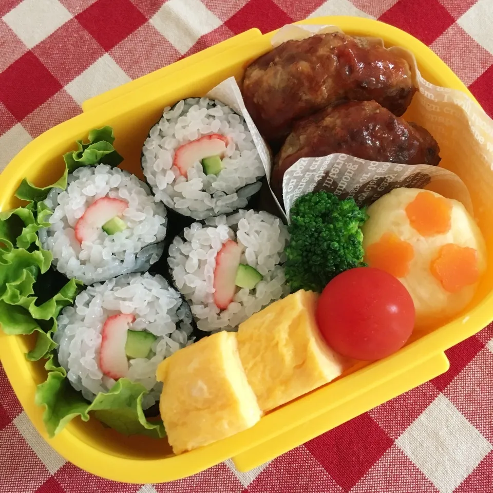 カニカマ海苔巻きとハンバーグのお弁当♡|nanaoさん