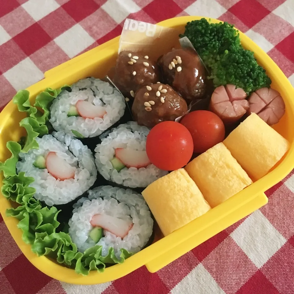 Snapdishの料理写真:カニカマ海苔巻きのお弁当♡|nanaoさん