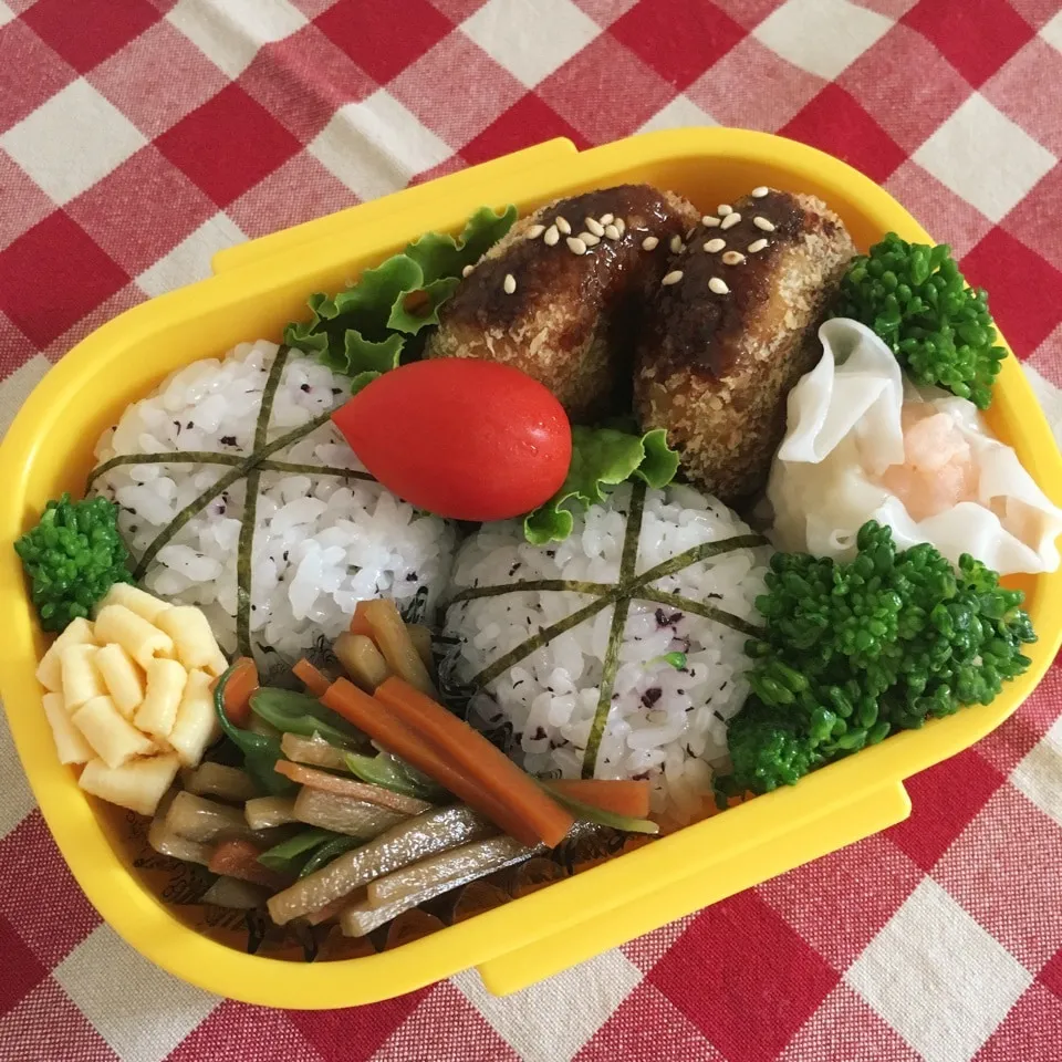 ゆかりおにぎりとコロッケのお弁当♡|nanaoさん