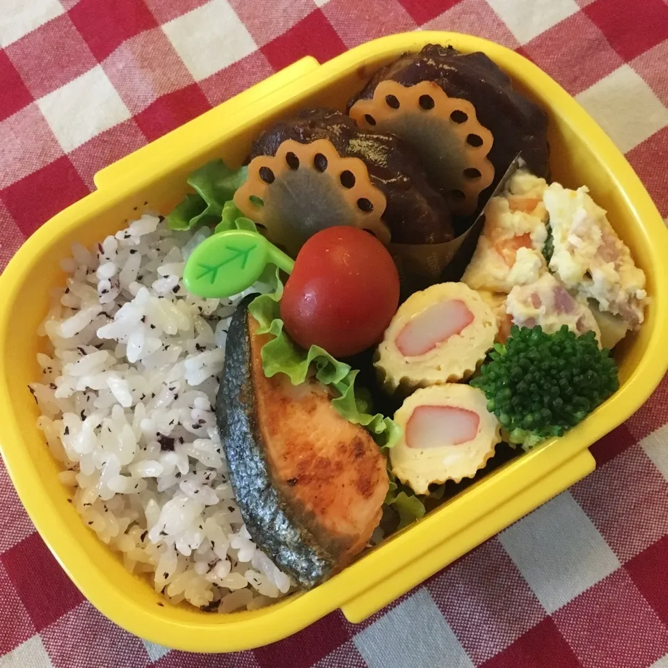 ハンバーグと焼き鮭のお弁当♡|nanaoさん