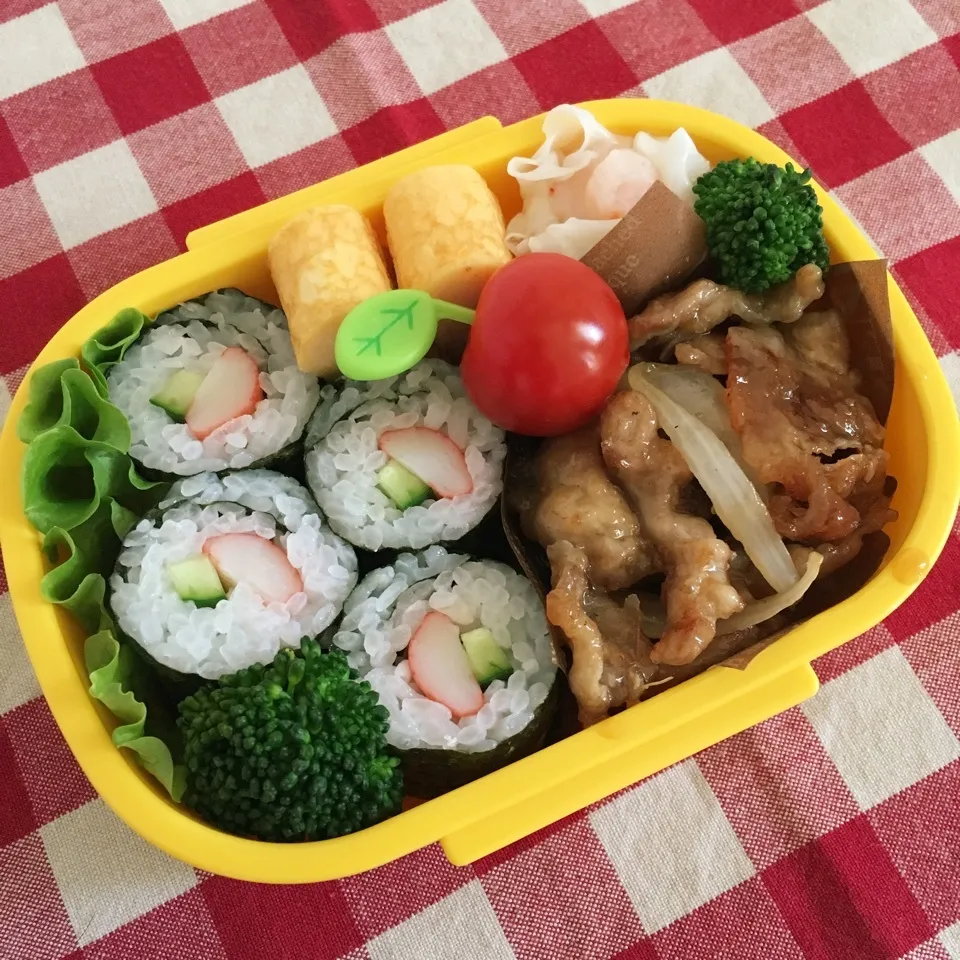 カニカマ海苔巻きと生姜焼きのお弁当♡|nanaoさん