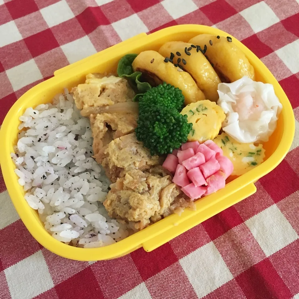 Snapdishの料理写真:さつまいも餅と鶏カツ煮のお弁当♡|nanaoさん