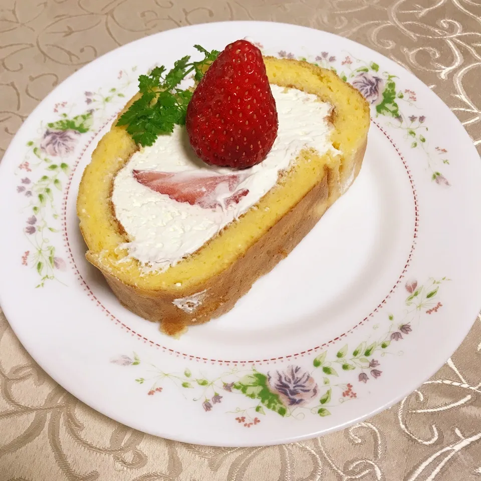 ロールケーキ切ってみたよん😊🍓|みかんさん