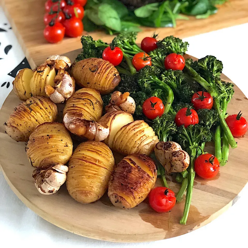 Hasselback potatoes, roasted garlic, tomatoes, broccolini|12Dragonさん