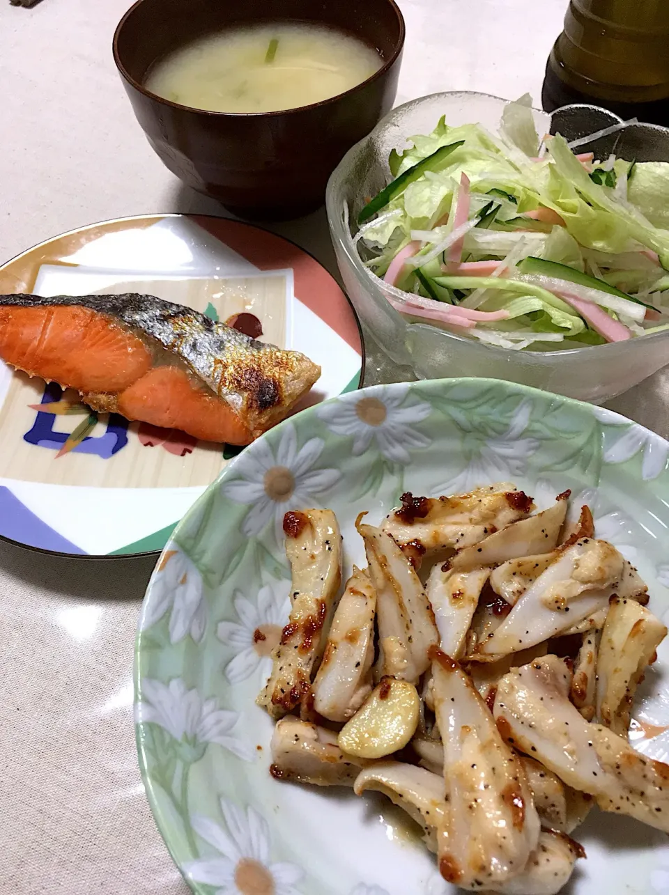 ヤゲン軟骨の塩焼きと焼き塩鮭、お味噌汁|Kouji  Kobayashiさん