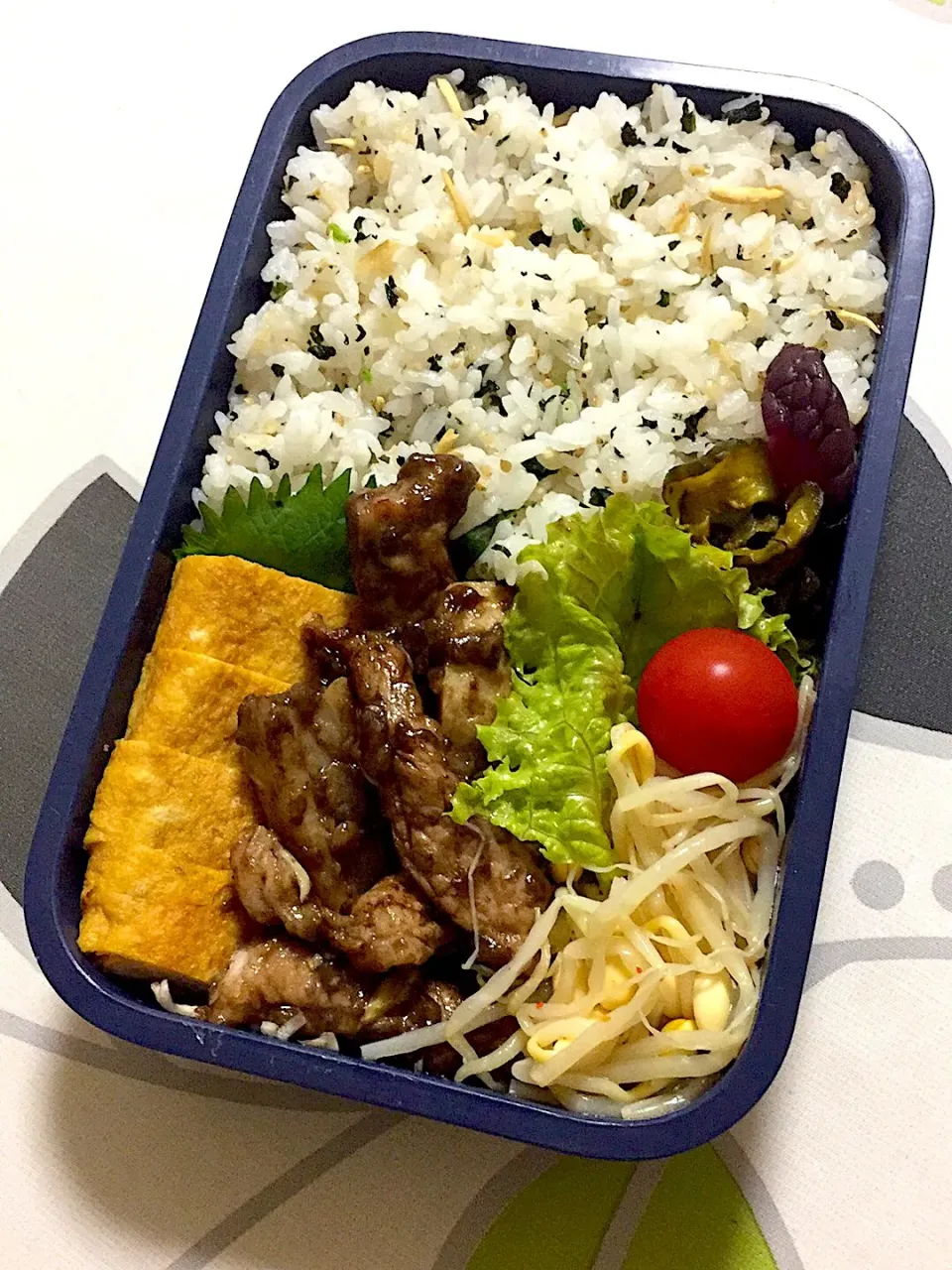 Snapdishの料理写真:20181119兄弁当。発芽玄米なのでしらすワカメ混ぜ込み、黒酢酢豚弁当。|hanakoさん