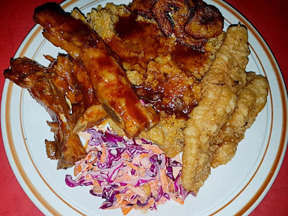 Barbeque Ribs with Peas and Grits, Deep Fried Grouper Fillet, Purple Cabbage and Carrot Salad with Nuts and Raisins, Fried Sweet Plantains.|Juan Simmsさん