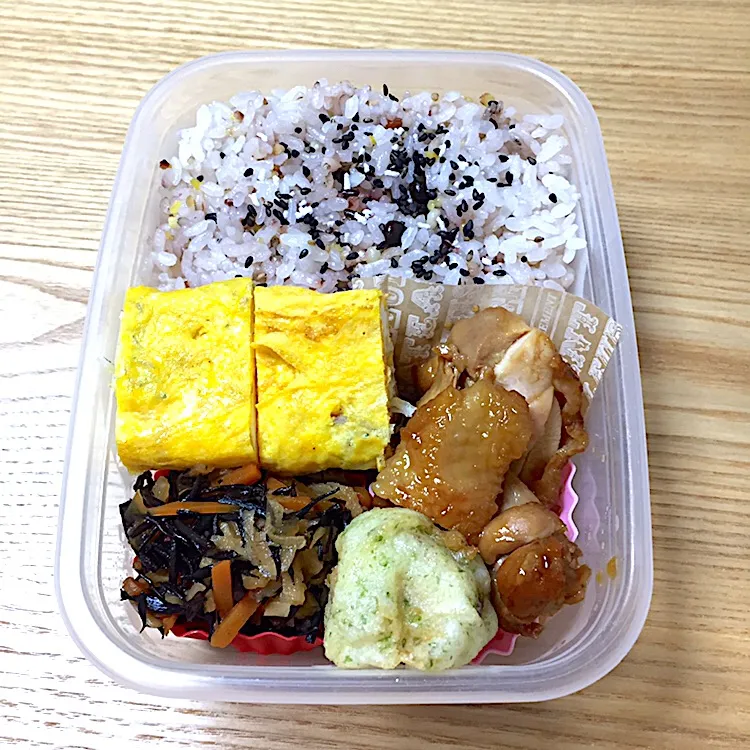 月曜日の旦那さんのお弁当☺︎ #お弁当記録  #ひじきの煮物 #チキンの簡単黒酢焼き|むさけんさん