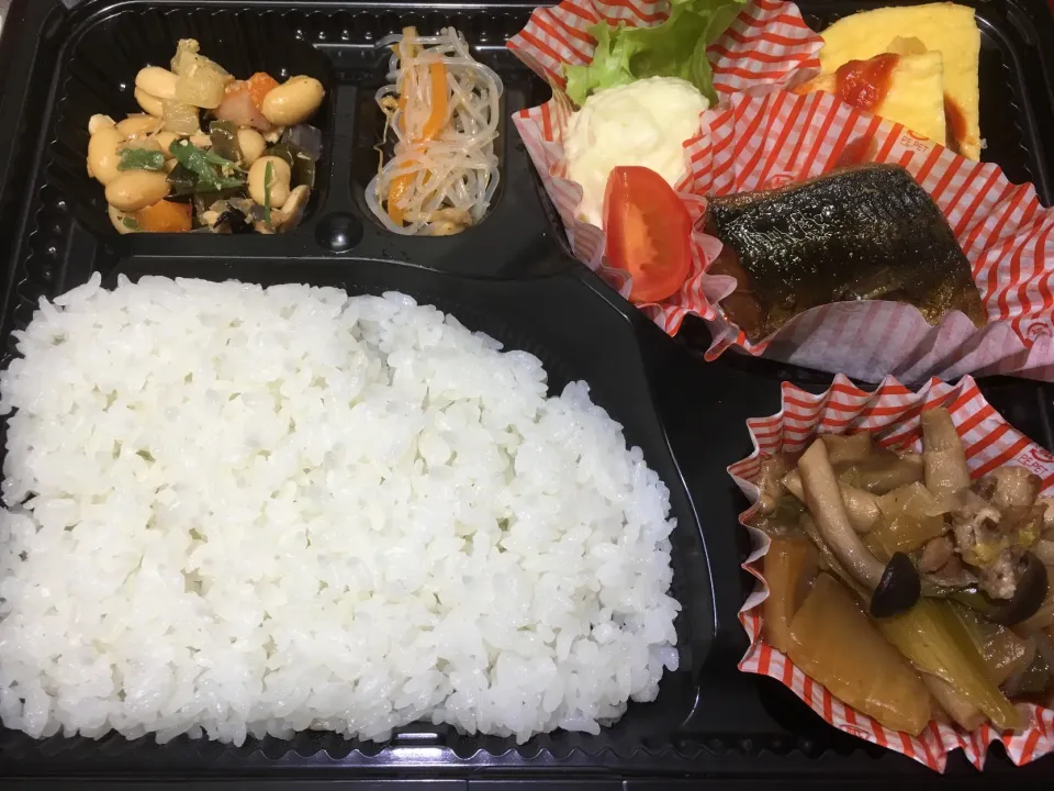 Snapdishの料理写真:すき焼き風煮 日替わり宅配弁当 豊川市豊橋市一部エリア配達|Naokazu Kuritaさん