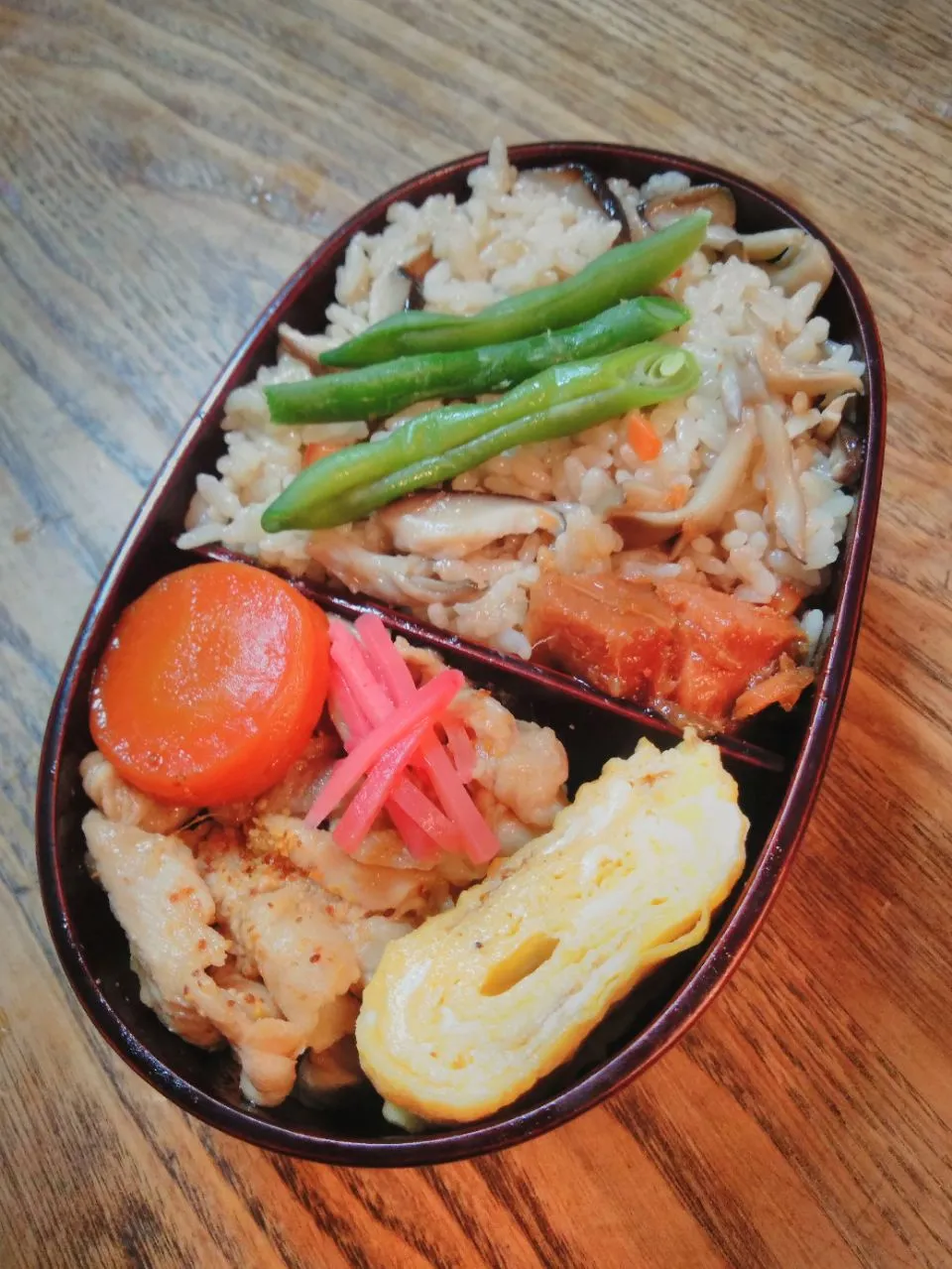 今日のお弁当
・キノコ炊き込みご飯
・だし巻き卵
・人参の煮物
・豚コマ生姜焼|akiさん