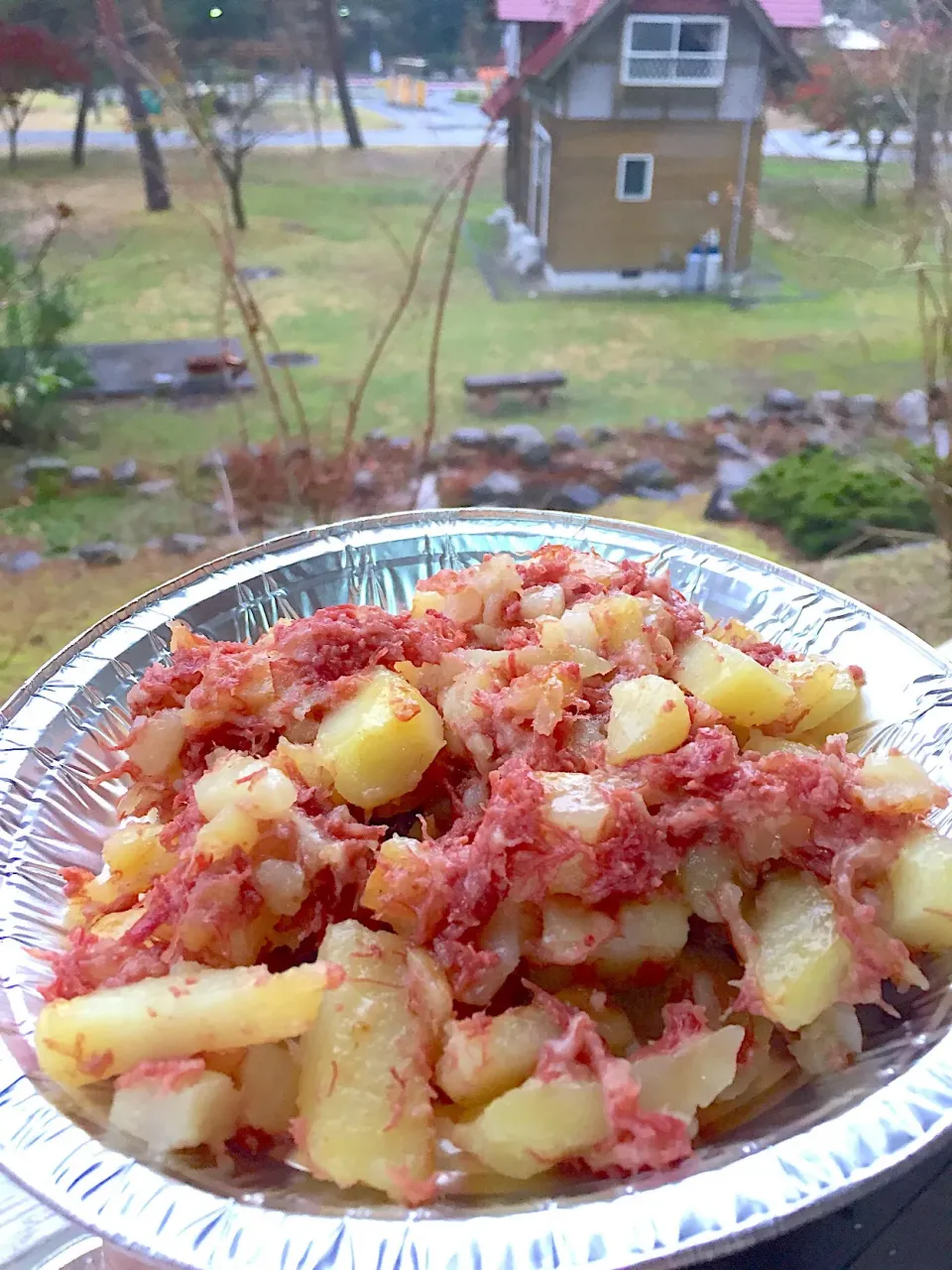 キャンプご飯🏕じゃがいものコーンビーフ炒め🥔|いちあらママさん