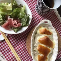 Snapdishの料理写真:ひき肉とジャガイモのグラタン 生ハムサラダ|mimiさん