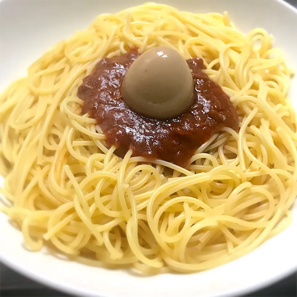 ランチに、スパゲティミートソース煮卵乗せを頂きます🎉✨👍|ギムレットさん