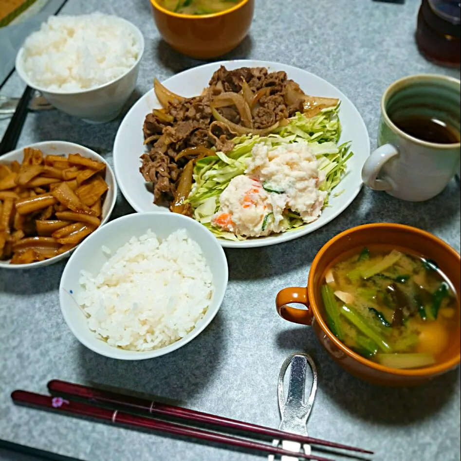 牛肉と玉ねぎの焼肉のたれ炒めの夕食|jun(・x・)さん