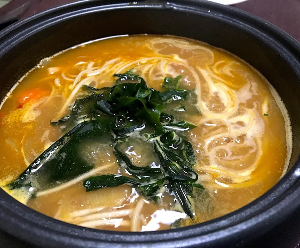 Snapdishの料理写真:宿ぐらしの昼ごはん☀️☀️🔆
煮込みカレーそば😅辛かった🥵|ぽんたさん