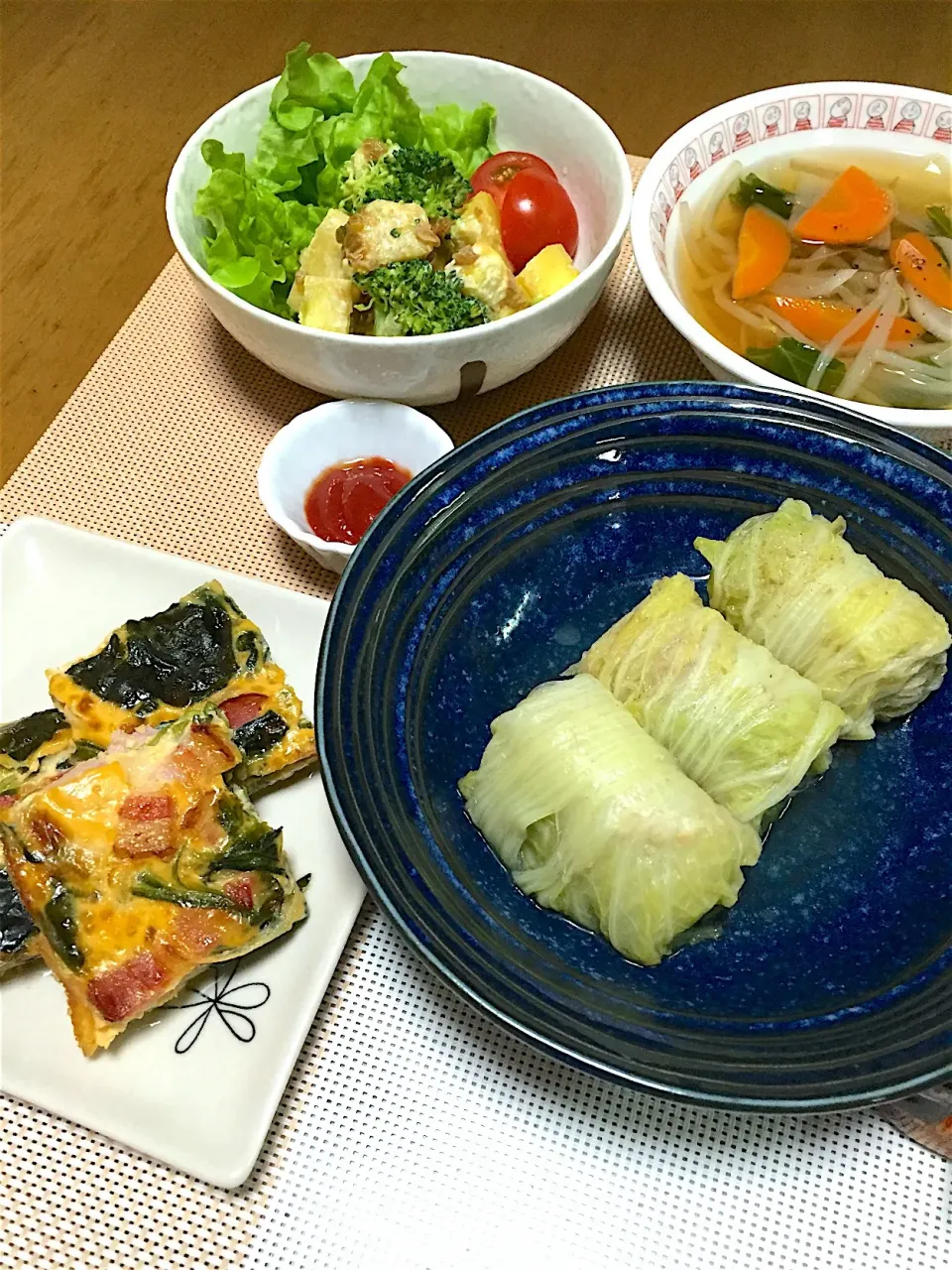 Snapdishの料理写真:ロール白菜  ほうれん草とベーコンのキッシュ  さつまいもとブロッコリーのサラダ  野菜スープ|くっきいママさん