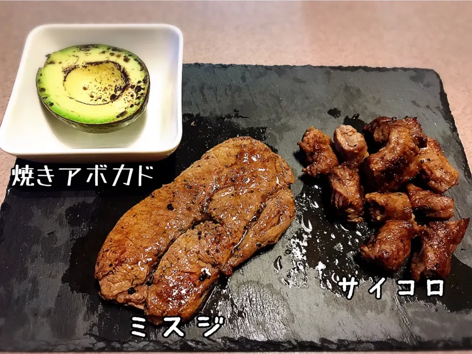 Snapdishの料理写真:Yoshi's kitchen ステーキと焼きアボカド😬🎵#アボカド#ミスジ肉|dr.よっしーパパ(ふらっとちゃんねるパパママレオくん)さん