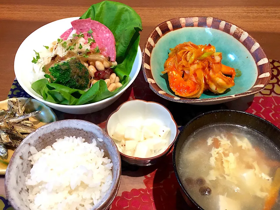 Snapdishの料理写真:晩御飯
エビチリ、豆のサラダ、煮干し、長芋酢漬け、白米、玉ねぎと人参と豆腐としめじの卵スープ|かよちゃんさん