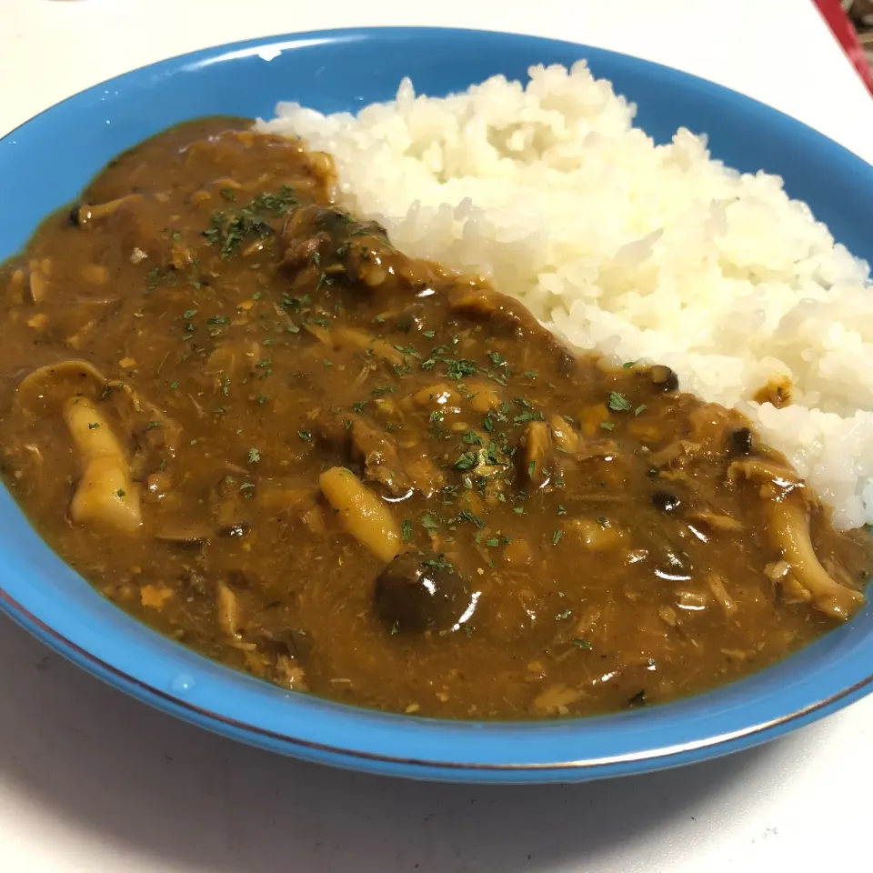 Snapdishの料理写真:サバ缶きのこカレー|みゆこさん