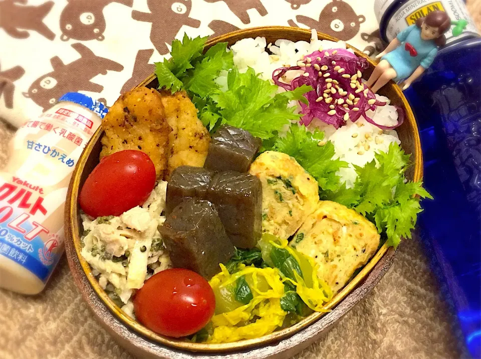 Snapdishの料理写真:スティック唐揚げ&青梗菜と菊花の柚子わさびお浸し&切干し大根とツナとんぶり和え&花エビ🦐とわけぎの出汁巻き玉子&カミナリこんにゃく&しばわかめ&わさび菜&プチトマト🍅のワタシお弁当♪   #弁当  #フチ子 #ダーリンは日帰り東京出張#朝お弁当持たせました🍙|桃実さん