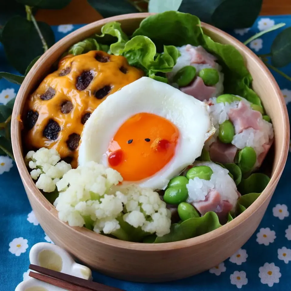 Snapdishの料理写真:今日の #お弁当 
 #明方ハム と枝豆の#おにぎり
 #チーズハンバーグ 
 #目玉焼き 
 #カリフローレ|ikura @ikura888さん