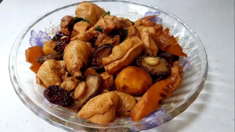 braised chicken with abalone, chestnuts, bamboo shoots and dates|steven z.y.さん