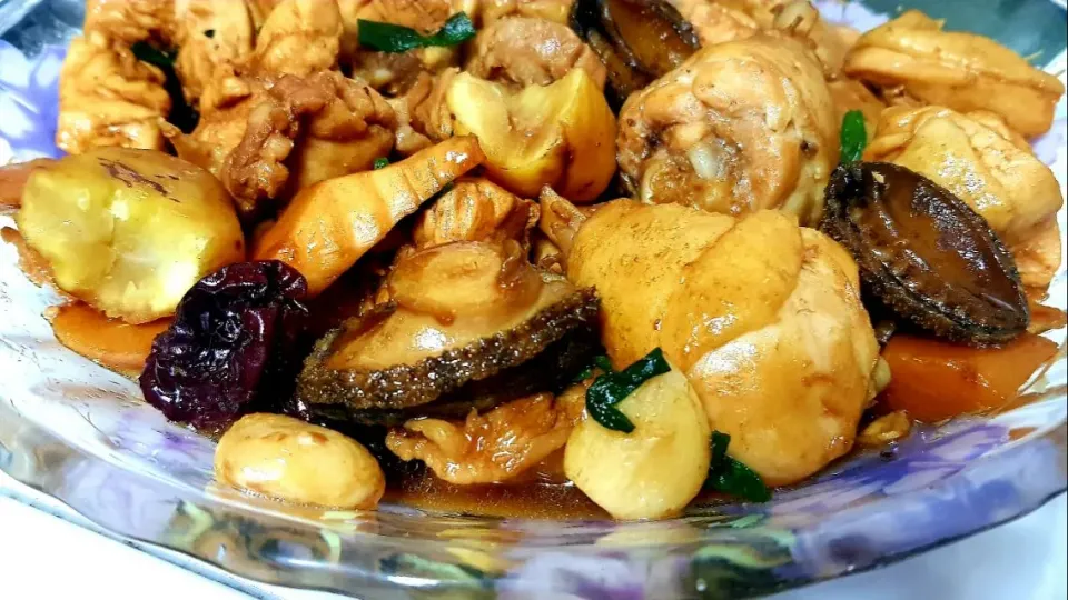 Snapdishの料理写真:braised chicken with abalone, chestnuts, bamboo shoots and dates|steven z.y.さん