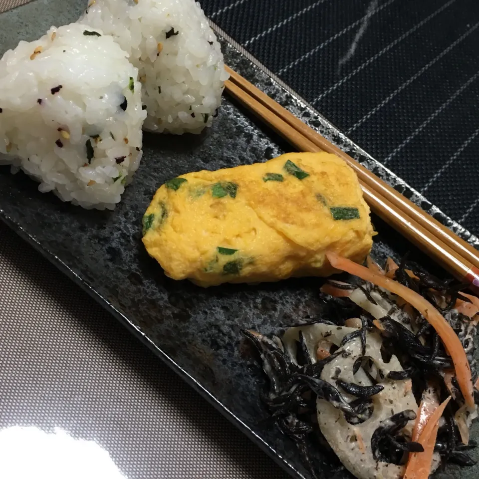 簡単朝ごはん
・おにぎり
・ネギ卵焼き
・残り物のレンコンとひじきのわさびマヨ|ちぐあささん