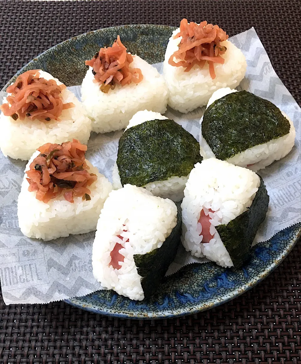 Snapdishの料理写真:雪若丸と香り米ごはん🍚 めしどろぼうにぎり & ボロニアにぎり|kiusoudaiさん