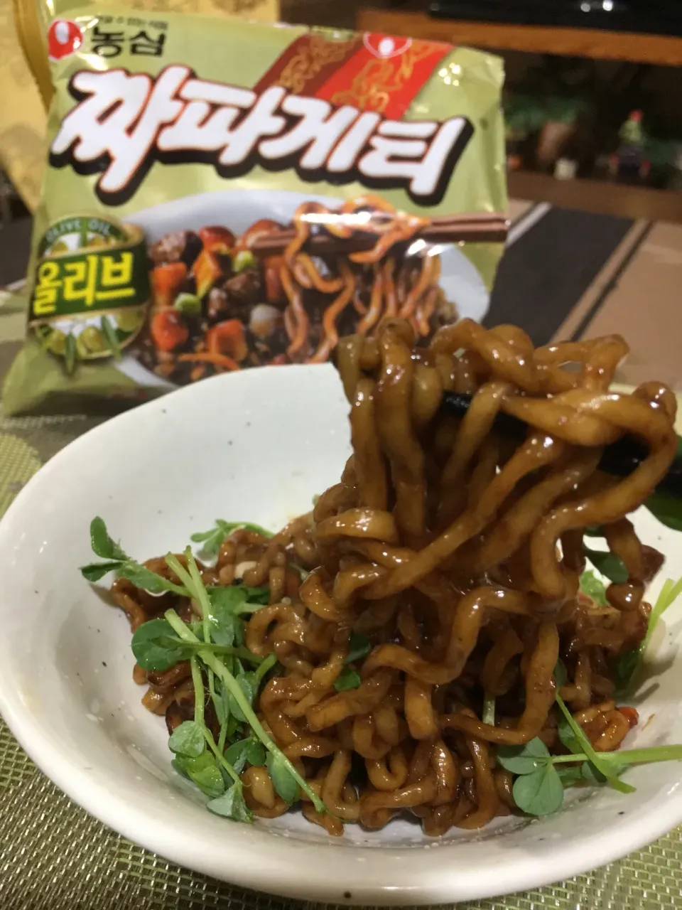 짜파게티  (チャパゲティ) 🇰🇷
韓国のジャジャ麺のインスタント
辛くない😊 ジャンク感がgoo🧡
#짜파게티(チャパゲティ) 🇰🇷
#韓国ラーメン|🌿ぴぴさん