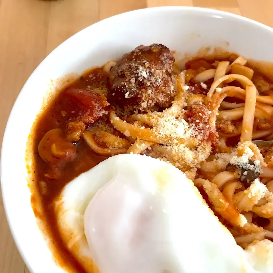 台湾の乾麺で
ミートボールスパゲッティ
卵乗せ|きょうさん