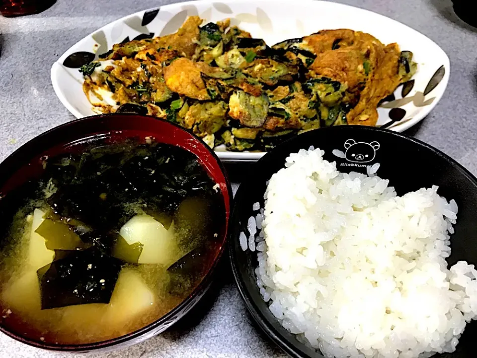 朝からお腹いっぱいぱい #朝食  白米、カレー風味小松菜茄子玉子焼き、生姜ワカメじゃが味噌汁|ms903さん