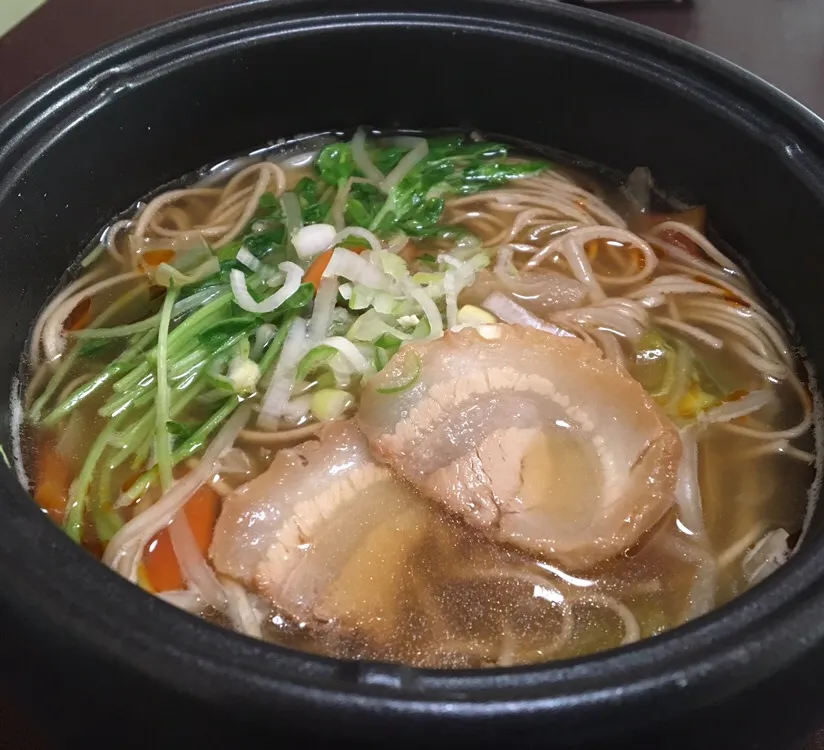 宿ぐらしの昼ごはん☀️☀️🔆
ラーメン🍜風煮込み蕎麦|ぽんたさん