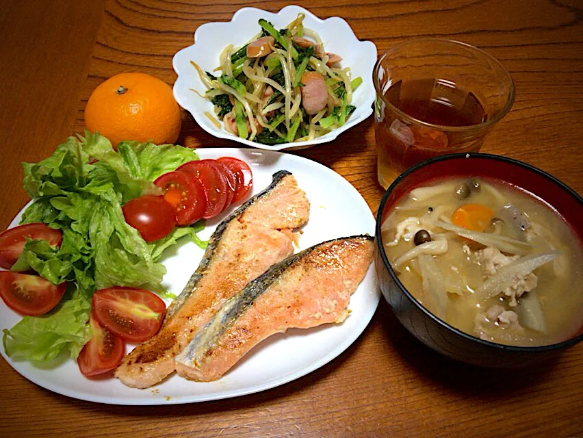 今日のテニス前🎾実家で作る男飯(๑˃̵ᴗ˂̵)
粕本漬銀鮭withシャキシャキレタス&大根葉のコンソメ炒め&豚汁🎶|ひーちゃんさん