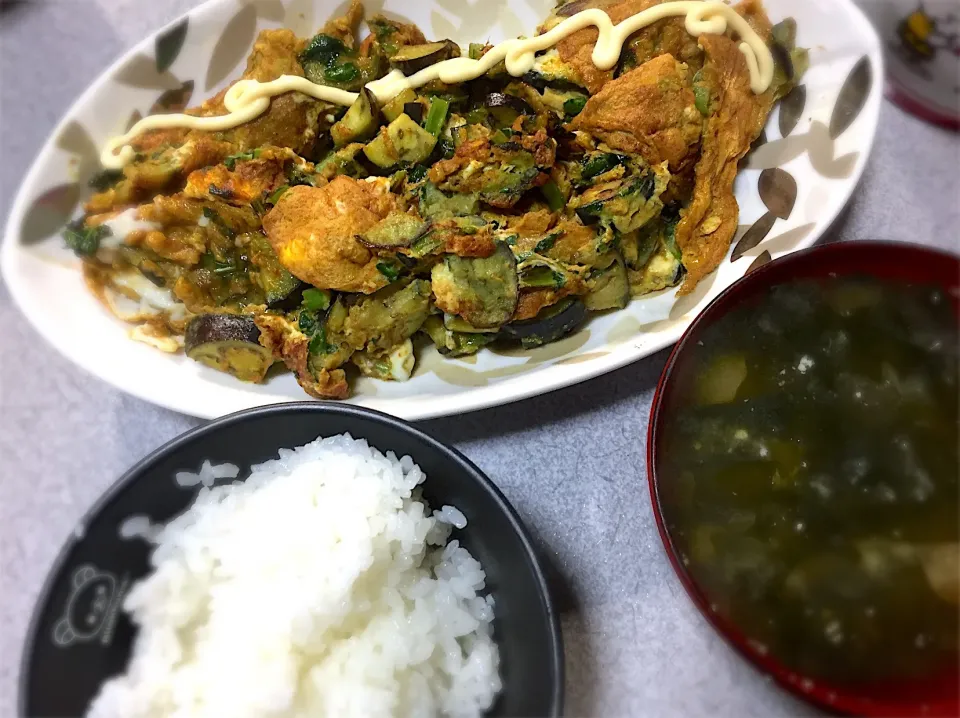 カレー風味オムレツ（ナス・小松菜・カレー粉・塩・オリーブオイル）、ワカメ・じゃがいも・おろし生姜のお味噌汁
 #食事制限  #小腸細菌異常増殖症  #sibo  #低fodmap|gekoさん