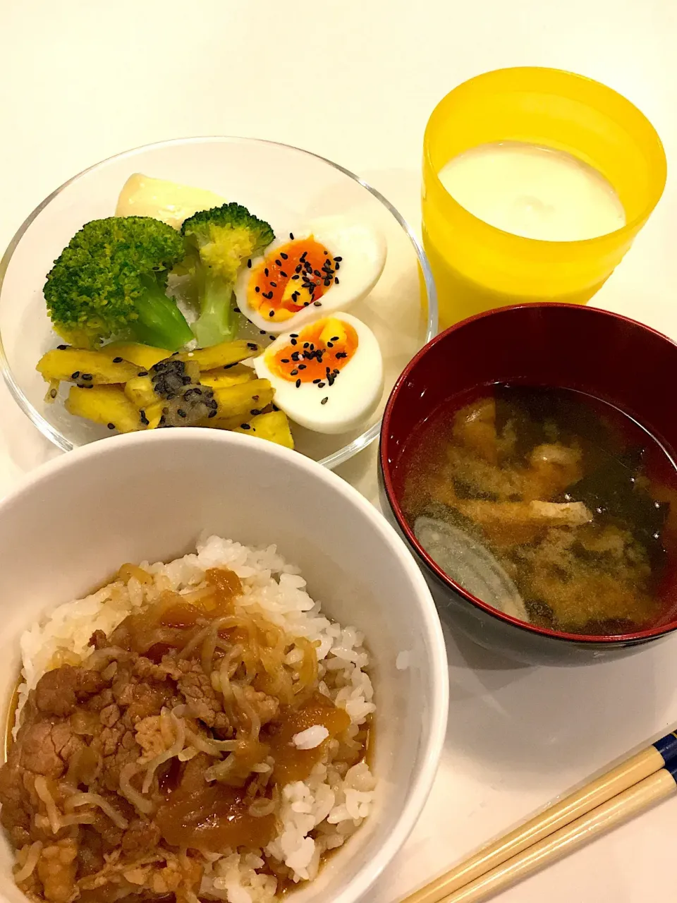 Snapdishの料理写真:キッズ飯 牛丼、味噌汁、サラダなど|R＊ko@月曜断食中さん