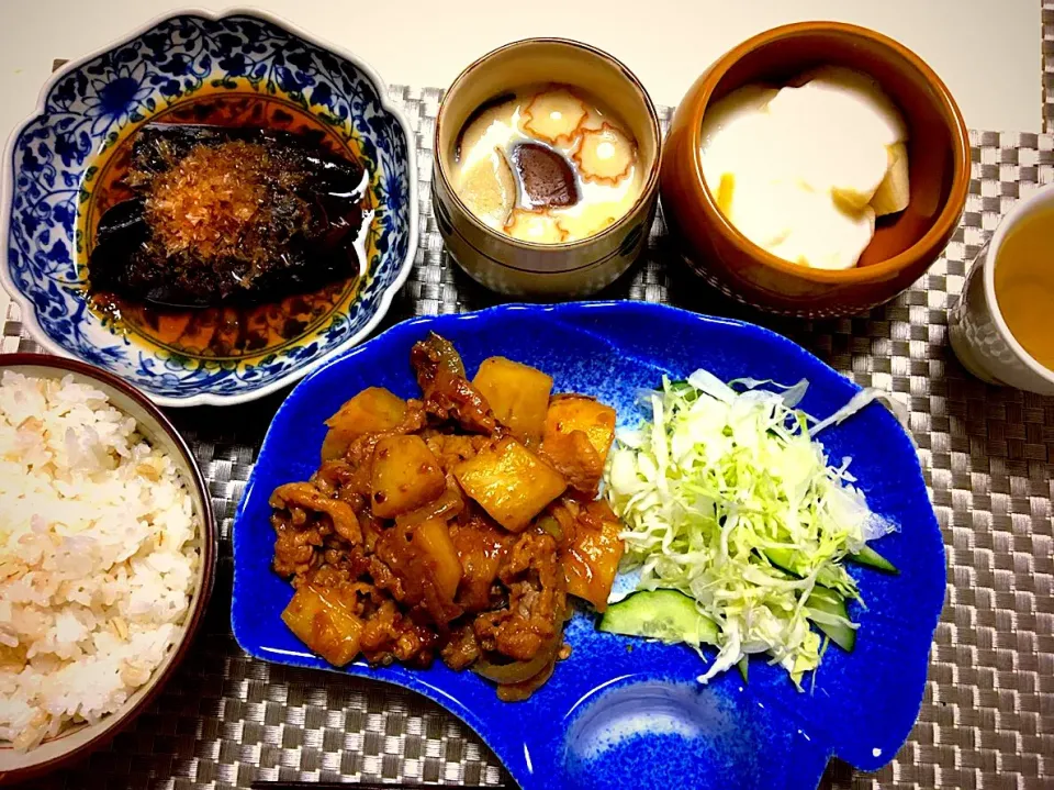 Snapdishの料理写真:豚肉とジャガイモの甘辛炒めと初茶碗蒸し😋|エリーさん