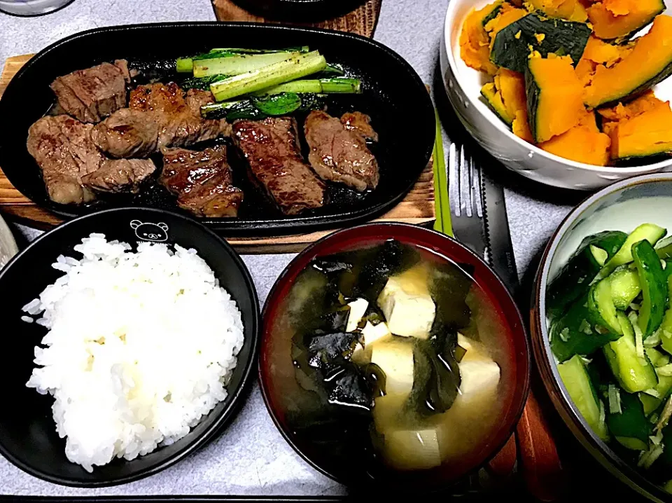 ビフテキ食べた #夕飯   白米、ビフテキ小松菜添え、カボチャ煮、生姜キュウリ浅漬け、豆腐ワカメ味噌汁|ms903さん