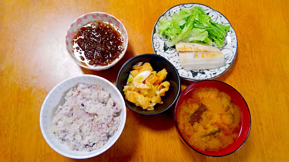 １１月１９日　さごしの塩焼き　レタス　長ねぎと油揚げの醤油炒め　もずく　大根とわかめのお味噌汁|いもこ。さん