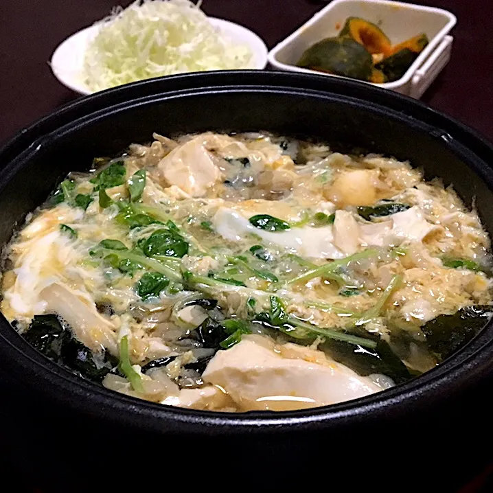 宿ぐらしの晩ごはん⭐️⭐️⭐️
豆腐と玉子🥚、ワカメの雑炊  かぼちゃ煮
千切りキャベツ|ぽんたさん