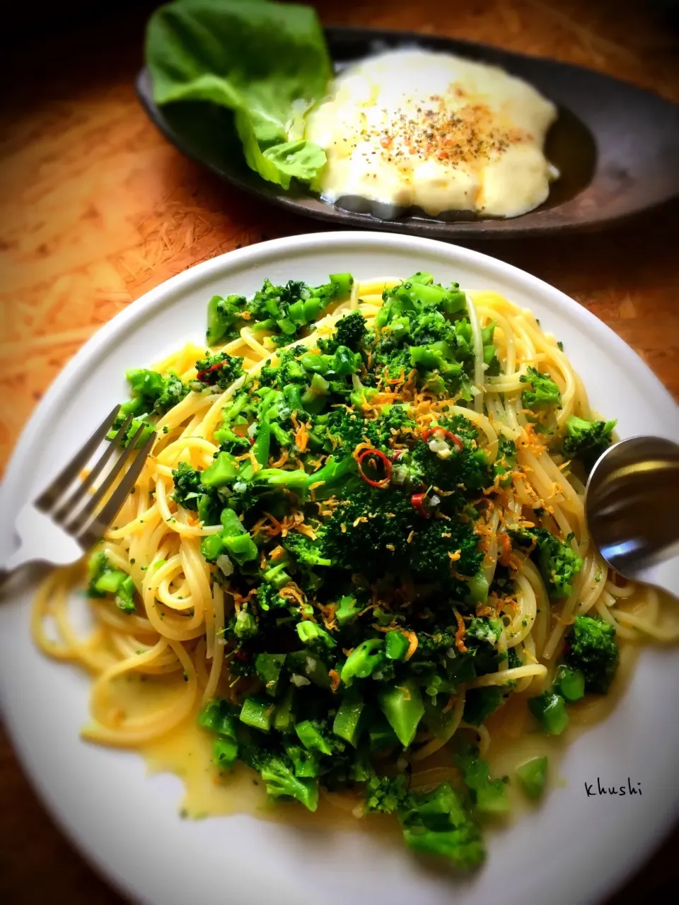 ブロッコリー🥦とカリカリお雑魚の #アーリオオーリオ🌶 
と、#相模屋 さんの#お豆腐のブッラータ のサラダ🥗|KOZUEさん