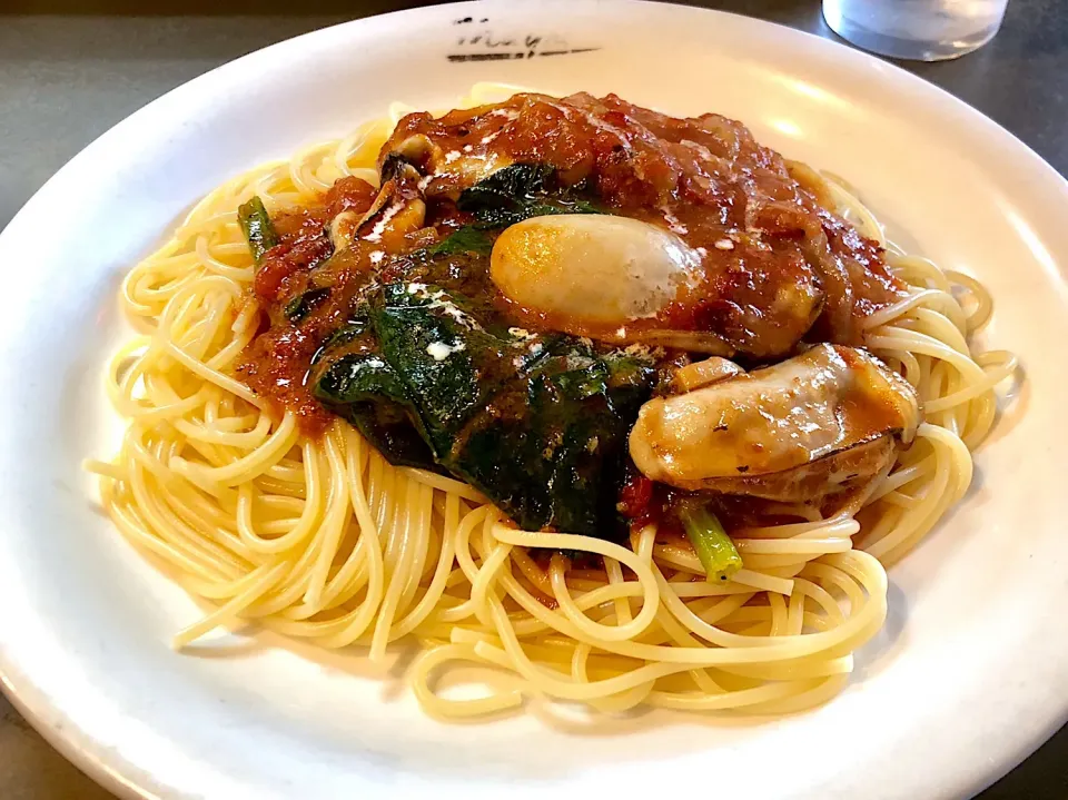 牡蠣とほうれん草の唐辛子トマトソーススパゲッティ🍝|マユマユさん