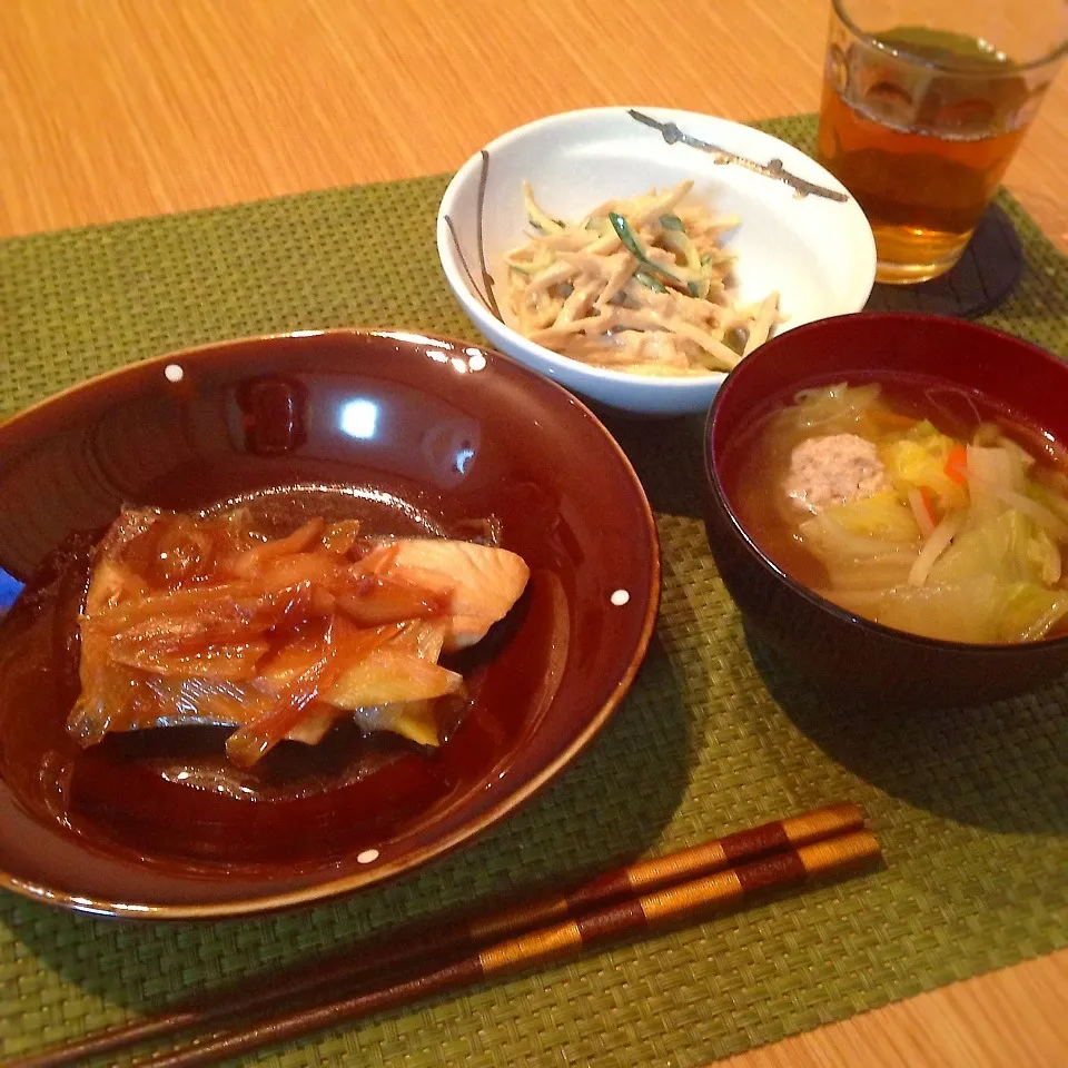 鰤の醤油味噌煮と野菜たっぷり鶏団子スープと牛蒡サラダ|Reichangさん