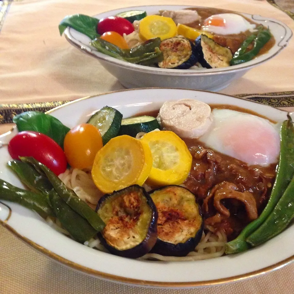 Snapdishの料理写真:♪冷やしカレーラーメン＊夏野菜グリル＊温泉卵乗せ♪|henryさん