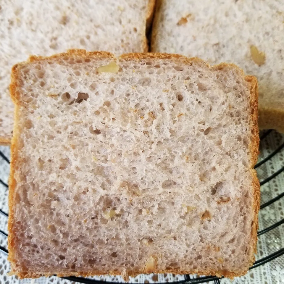 全粒粉と胡桃の食パン🍞|まんまるこさん